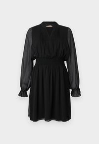 Svart kjole med lange, gjennomsiktige ermer, plisserte utringning, smocket midje og utsvingt skjørt. Stoffet har et lett og strukturert utseende.