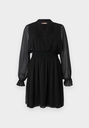 Fekete ruha hosszú, áttetsző ujjal, pliszírozott nyakkivágással, rakott derékkal és bővülő szoknyával. Az anyag könnyű, texturált megjelenésű.