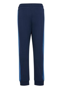 Granatowe spodnie sportowe z elastycznym pasem i ściągaczami u dołu. Jasnoniebieskie paski boczne biegną od pasa do dołu, dodając kontrastu.