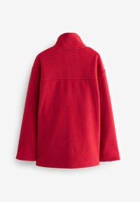 Rote Fleecejacke mit hohem Kragen, lässiger Passform und Schulternähten, weichem Material und ohne sichtbare Verschlüsse oder Akzente.
