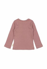 Majica dugih rukava od meke ružičaste rebraste tkanine. Ima okrugli izrez, ravni rub i etiketu na donjoj bočnoj šavu.