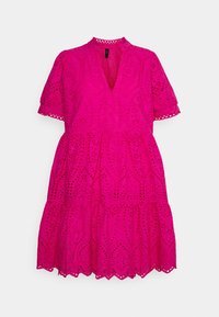 Heldere roze jurk met een gelaagd ontwerp, korte mouwen, een V-hals en ingewikkelde gaatjesdetails overal. Golflijn onderrand.