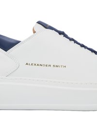 Sneaker in pelle bianca con accenti blu navy, caratterizzato da una texture liscia, dettaglio del logo dorato e design con lacci. Suola in gomma piatta inclusa.