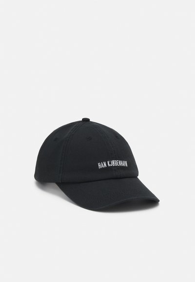 Casquette de baseball en coton noir avec une visière incurvée. Le devant arbore le texte brodé en blanc "HAN KJØBENHAVN." Construction à six panneaux et œillets de ventilation.