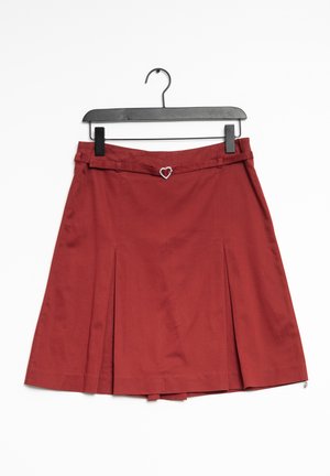 Roter plissierter Rock aus Stoff, mit einem gegurteten Bund und einer herzförmigen Schnalle, die an einem schwarzen Clip-Haken hängt.