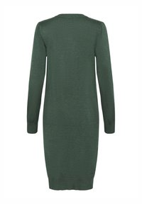 Garšs piedurkņu džemperkleita tumši zaļā adījumā, ar apaļu kakla izgriezumu un ribotiem apkakles malām, ar pieguļošu siluetu un gludu tekstūru.