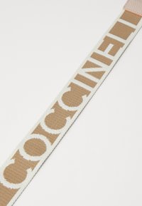 Cintura in tessuto intrecciato beige e crema, con il testo audace "COCCINELLI" in lettere maiuscole; include un accento in pelle rosa testurizzata.