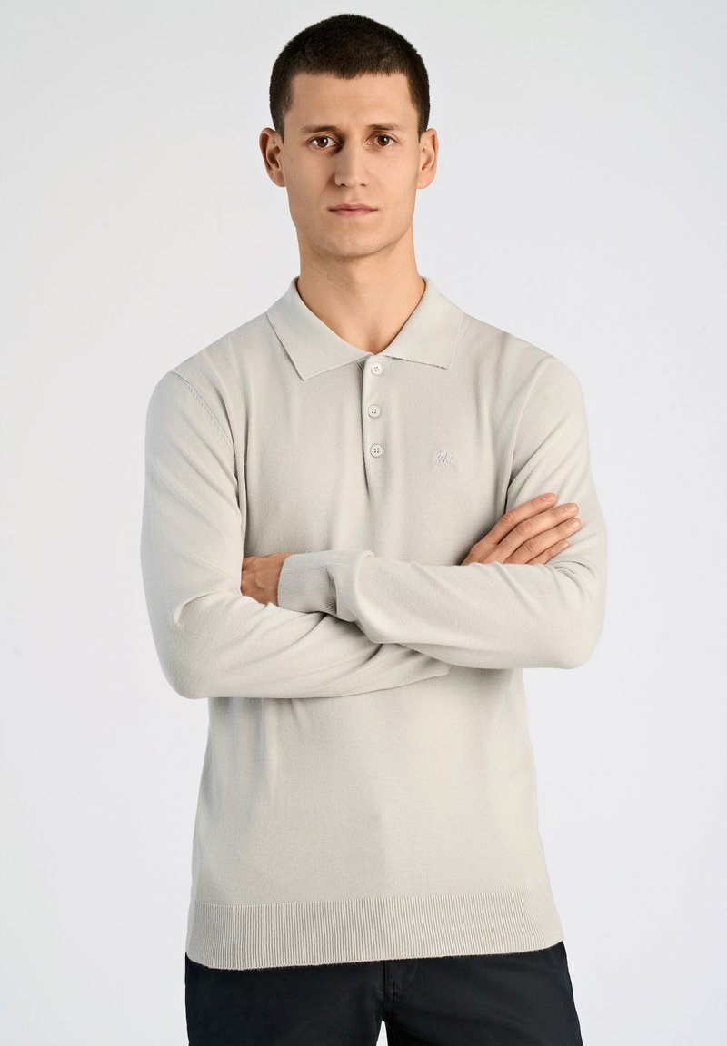 Helles graues Langarm-Polo-Sweatshirt mit strukturiertem Strick, dreiknöpfiger Blende und gerippten Bündchen. Emblem auf der Brust.