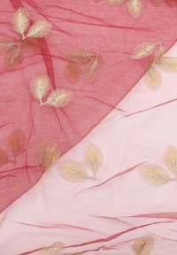 Tessuto trasparente rosso e rosa con motivi di foglie ricamate in oro, dal tocco morbido e drappeggio delicato, diviso in diagonale.