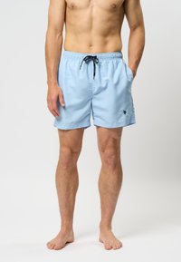 Lichtblauwe zwemshorts van lichtgewicht stof, met een elastische tailleband met een trekkoord en zijzakken. Klein logo op het been.