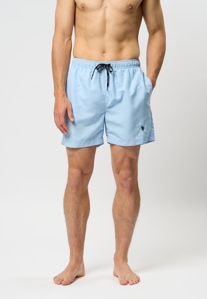 Lichtblauwe zwemshorts van lichtgewicht stof, met een elastische tailleband met een trekkoord en zijzakken. Klein logo op het been.