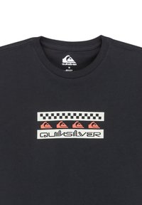 Schwarzes Baumwoll-T-Shirt mit einem zentralen Grafikdesign, das ein Schachbrettmuster und rote Quiksilver-Logos zeigt. Rundhalsausschnitt und normale Passform.