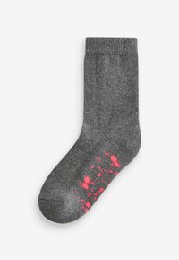 Chaussette grise en matériau doux, ornée de motifs éclaboussés en rose sur le bas. Design classique avec un haut replié.