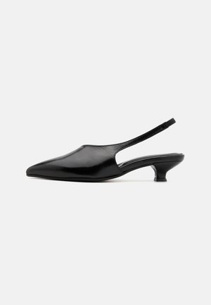 Escarpins noirs en cuir avec un bout pointu, des côtés ouverts et un petit talon évasé. Texture lisse et design minimaliste.