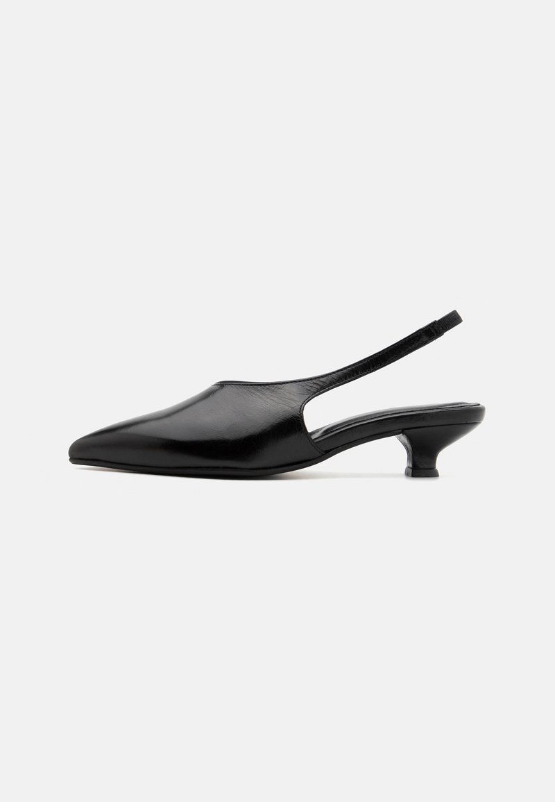 Fekete bőr slingback sarokcipők hegyes orral, nyitott oldalakkal és rövid, harang alakú sarkakkal. Simás textúra és minimalista dizájn.