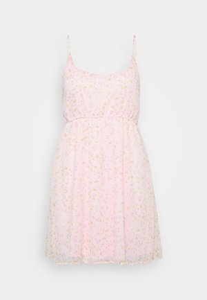 Jasnoróżowa sukienka bez rękawów z cienkimi ramiączkami i drobnym żółto-różowym kwiatowym wzorem, z marszczonym stanem i sięgającym do kolan dołem.