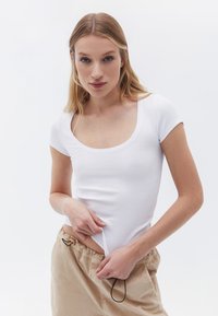 OXXO MIT U AUSSCHNITT - Camiseta básica - white