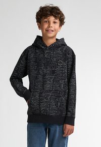 Sudadera negra con tejido ligero, diseño de texto en blanco que cubre toda la prenda y un bolsillo tipo canguro. Incluye capucha con cordón y puños acanalados.
