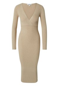 Abito lavorato a maglia in un beige chiaro, con scollatura a V, maniche lunghe, texture a coste e silhouette adatta che si estende fino a metà polpaccio.