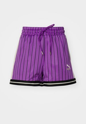 Lila Mesh-Sportshorts mit schwarzen vertikalen Nadelstreifen, elastischem Bund mit Kordelzug, weißen Seitenpaneelen und schwarz-weiß gestreiftem Saum.