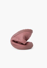 Růžová skládací bota s měkkým vrškem z texturovaného materiálu, zaobleným designem a gumovou podešví s vzorovaným výstupkem.