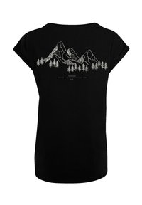 Zwart T-shirt met een ronde hals, korte omgerolde mouwen, met een witte grafiek van bergen en een bos op de achterkant.