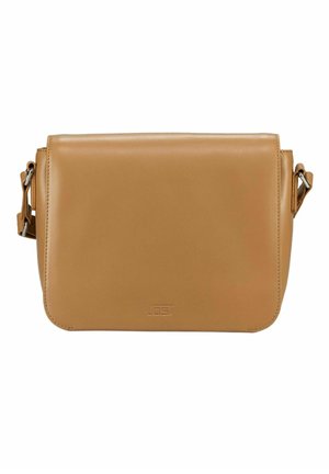 Sac bandoulière en cuir tan avec fermeture à rabat, sangle ajustable et logo embossé subtil au centre devant.