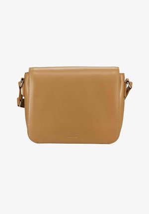 Sac bandoulière en cuir tan avec fermeture à rabat, sangle ajustable et logo embossé subtil au centre devant.