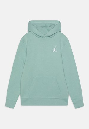 Jasnozielona bluza z kapturem z przednią kieszenią kangurką i białym logo Jumpman na lewej piersi, przedstawiona płasko na białym tle.