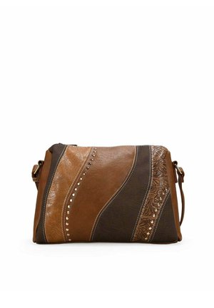 Bolso bandolera de cuero marrón y tela con diseño de paneles ondulados, tachuelas metálicas y detalles florales en relieve, con una correa ajustable.