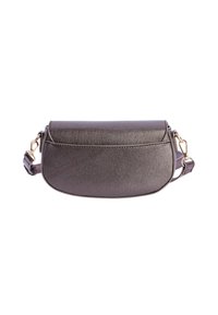 Bolso rectangular de material texturizado en gris oscuro, con una solapa curva y detalles de herrajes dorados. Correa ajustable en el lateral.