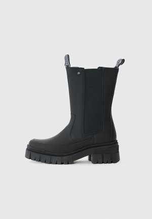 Zwarte enkelboots met een gladde leren afwerking, elastische zijpanelen, dikke rubberen zool en trektabs aan de bovenkant voor gemakkelijk aan- en uittrekken.