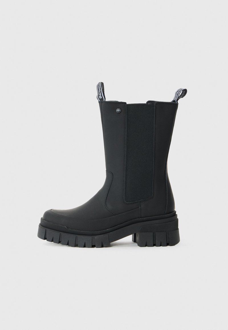 Bottes noires à cheville avec une finition en cuir lisse, des panneaux élastiques sur les côtés, une semelle en caoutchouc épaisse et des languettes en haut pour un enfilage facile.