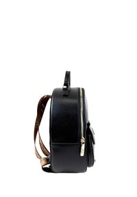 Zaino in pelle nera con una cerniera dorata e spallacci marroni, caratterizzato da una texture liscia e una tasca frontale singola.