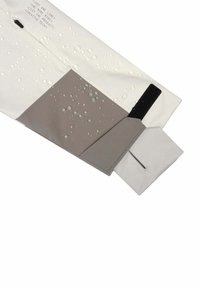 Wasserabweisender, mehrfarbiger Stoff mit grauen, weißen und schwarzen Abschnitten. Besitzt Wassertropfen auf der Oberfläche, eine glatte Textur und einen Klettverschluss.