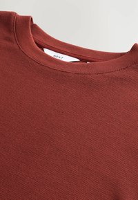 Marmoreret crew neck sweatshirt lavet af tekstureret stof med en ribbet halsudskæring og mærke synligt indeni kraven.