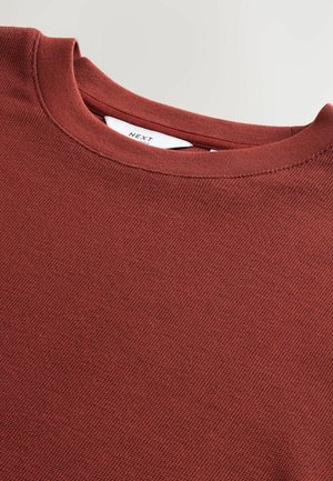 Marmoreret crew neck sweatshirt lavet af tekstureret stof med en ribbet halsudskæring og mærke synligt indeni kraven.