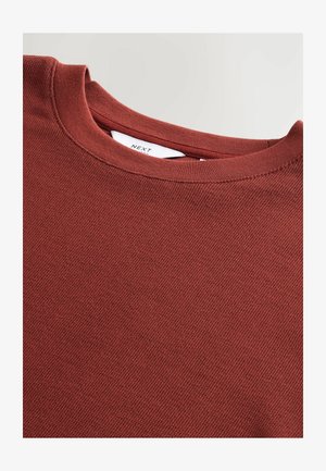 Bordová mikina s okrúhlym výstrihom vyrobená z textúrovanej látky s rebrovaným golierom a viditeľnou nálepkou vo vnútri goliera.