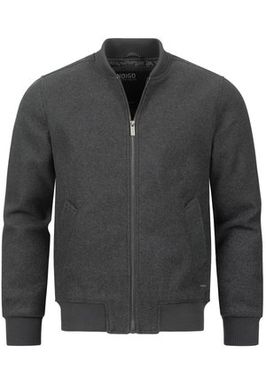 Ciemnoszara kurtka bomber z zamkiem, prążkowanym kołnierzem, mankietami i dołem. Posiada boczne kieszenie oraz gładką teksturę materiału.