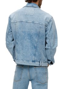 Jasnoniebieska dżinsowa kurtka z kołnierzem, długimi rękawami i prostym krojem. Posiada karczek z tyłu oraz przeszycia.