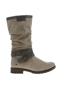 Botte beige décontractée montant jusqu'au genou avec ceinture grise ornée de clous et de boucle. Matière en similicuir texturé et talon en bois.