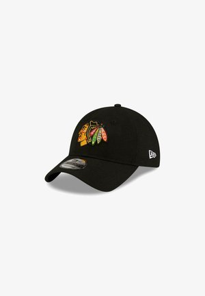 Schwarze Baseballmütze aus Stoff mit einem farbenfrohen gestickten Logo auf der Vorderseite. Gebogener Schirm und eine strukturierte Gestaltung, Größenschild sichtbar.