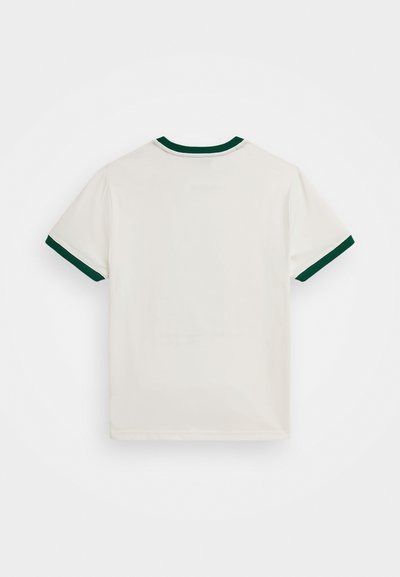 Vit kortärmad T-shirt med grön ribbad halsringning och ärmar. Slät tyg, enkel design, inga synliga mönster eller grafik.