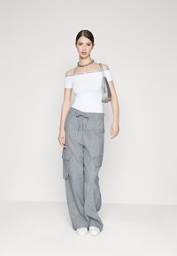 Calvin Klein Jeans LOGO ELASTIC BARDOT TOP - Trükipildiga T-särk - bright white