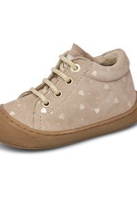 Scarpe per bambini in suede beige con motivi a cuore, lacci dorati e suola in gomma. Punta rotonda e rivestimento morbido per il massimo comfort.