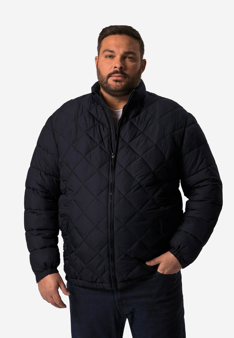 Marinblå kviltad pufferjacka med hög krage, framzipper, sidofickor och elastiska ärmar; har en strukturerad, isolerad design.
