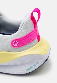 Nike Performance REACTX INFINITY  - Pantofi de alergare pe asfalt - photon dust/deep royal blue/white/saturn gold/fierce pink/aquarius blue