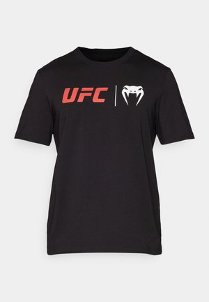 T-shirt de algodão preto com mangas curtas. Apresenta o logo vermelho "UFC" e uma gráfica de cobra branca na parte da frente. Decote redondo, textura suave.
