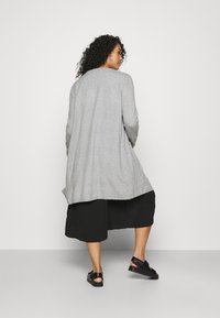 Vero Moda Curve VMCDOFFY LS LONG OPEN  NOOS - Gilet - light grey melange