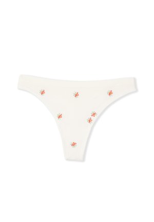 Białe stringi z małymi czerwono-zielonymi kwiatowymi wzorami rozrzuconymi po tkaninie na jednolitym białym tle.